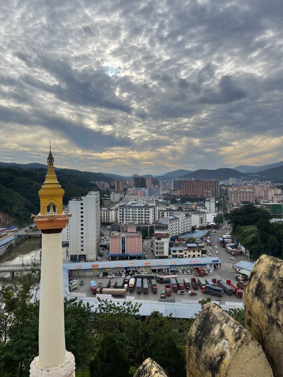 塔边城市